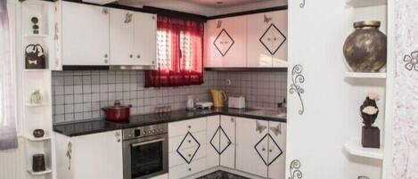 Condo de base, vue partielle sur la mer | Cuisine privée | CafetiÚre-théiÚre, bouilloire électrique, grille-pain