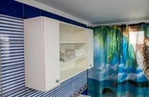 Bañera, secador de pelo, toallas, jabón