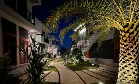 Fachada de la propiedad por la tarde o noche. The R&B Boutique