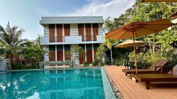 Una piscina al aire libre