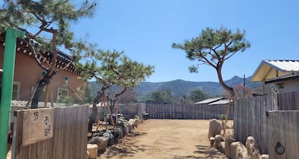 Charming 2-bedroom house with WiFi and AC in Gyeongju-si