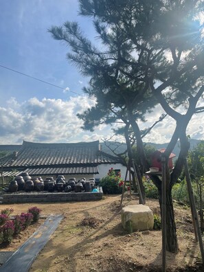 Property grounds - Charming 2-bedroom house with WiFi and AC in Gyeongju-si (Gyeongju-si)