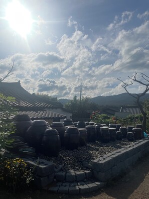 Property grounds - Charming 2-bedroom house with WiFi and AC in Gyeongju-si (Gyeongju-si)