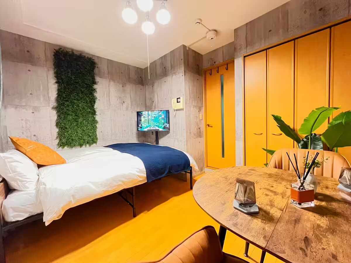 Cortines opaques, planxa i posts de planxar i wifi gratuïta 