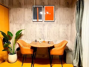 Basic Apartment, City View | In-room dining