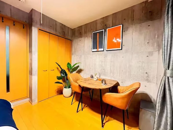 Basic-Apartment, Stadtblick | Essbereich im Zimmer