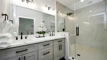 Regadera, secadora de cabello, toallas, papel de baño