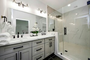 Douche, sèche-cheveux, serviettes fournies, papier toilette