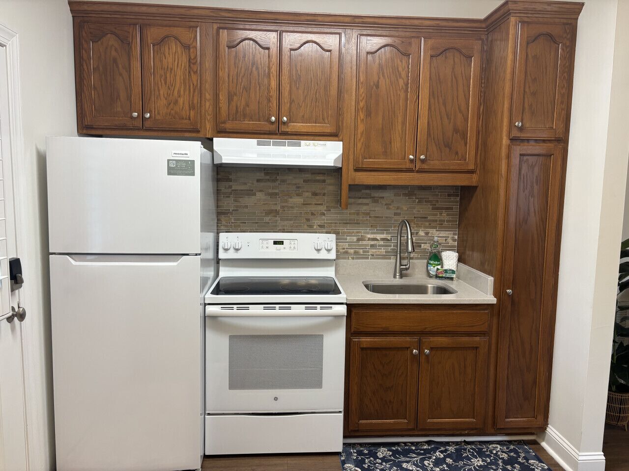 Geladeira, micro-ondas, fogão, cooktop