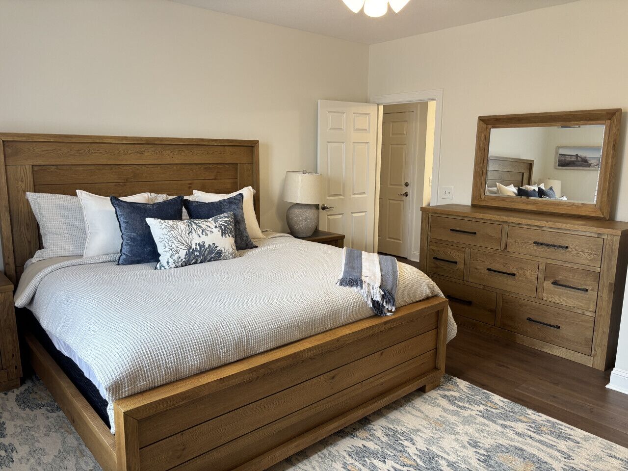 2 quartos, escrivaninha, ferros/tábuas de passar roupa, berço de viagem