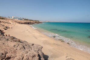 Una spiaggia nelle vicinanze