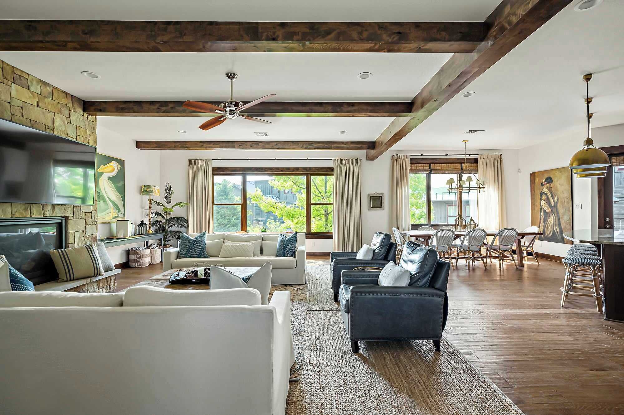 Tv, eldstad, böcker och kontor