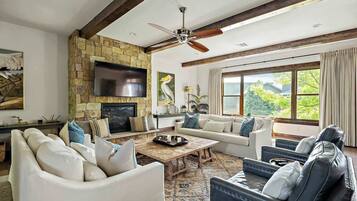 TV, peis, bøker og kontorer