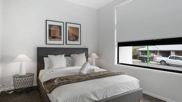 5 bedrooms, desk, iron/ironing board, WiFi