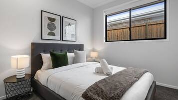 5 bedrooms, desk, iron/ironing board, WiFi