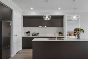 Frigorífico, microondas, horno y placa de cocina