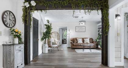 Cedar Grove Cottage: garden paradise on Seneca Lake wine trail