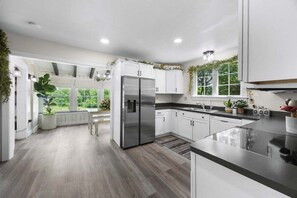 Geladeira, micro-ondas, fogão, cooktop