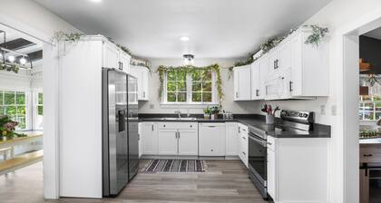 Cedar Grove Cottage: garden paradise on Seneca Lake wine trail