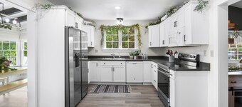 Cedar Grove Cottage: garden paradise on Seneca Lake wine trail