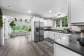 Kjøleskap, mikrobølgeovn, ovn og kokeplater