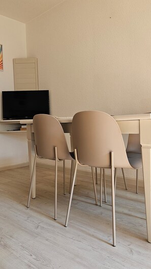 Dining - Pleasant stay in St RAPHAEL VALESCURE CASA in the heart of nature 400 m2 swimming pool, (Saint-Raphaël)