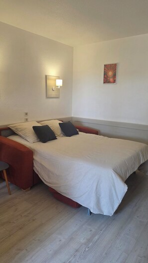 Travel cot, free WiFi, bed sheets - Pleasant stay in St RAPHAEL VALESCURE CASA in the heart of nature 400 m2 swimming pool, (Saint-Raphaël)