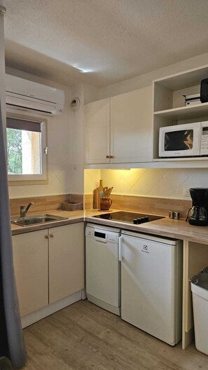 Réfrigérateur, micro-ondes, plaque de cuisson, lave-vaisselle