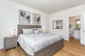 3 habitaciones, escritorio y tabla de planchar con plancha 