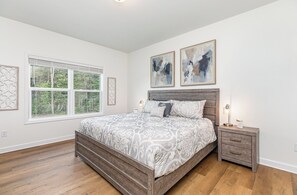 3 slaapkamers, een bureau, een strijkplank/strijkijzer, reisbedje