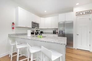 Refrigerador, microondas, horno, placa de cocina