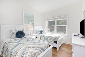 3 chambres, bureau, fer et planche à repasser, lit parapluie