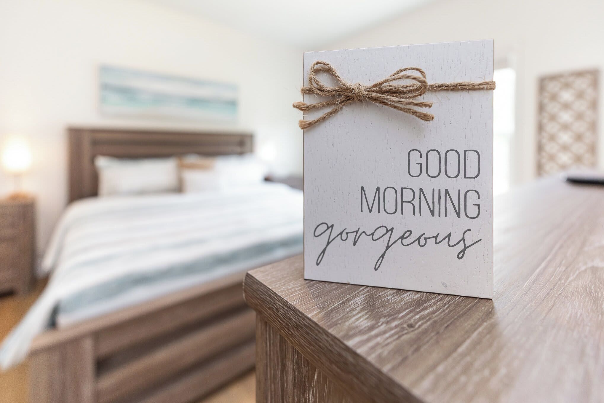 3 habitaciones, escritorio y tabla de planchar con plancha 