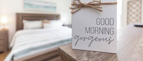 3 habitaciones, escritorio y tabla de planchar con plancha