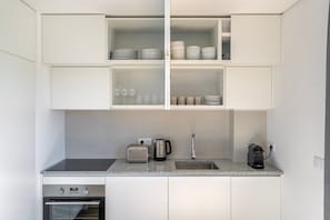Kühlschrank, Mikrowelle, Ofen, Herdplatte