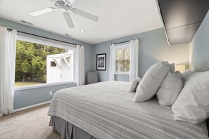 5 bedrooms, free WiFi, bed sheets - The Vine House on Crystal Lake (Frankfort)