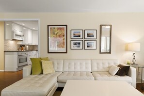 Smart TV, fireplace - The Vine House on Crystal Lake (Frankfort)