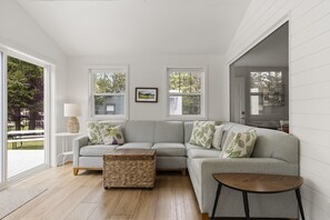 Smart TV, fireplace - The Vine House on Crystal Lake (Frankfort)