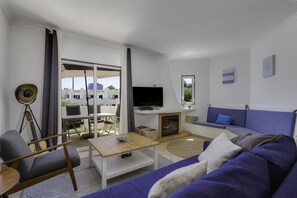 Televisión y chimenea 