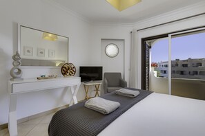 2 bedrooms, in-room safe, iron/ironing board, free WiFi