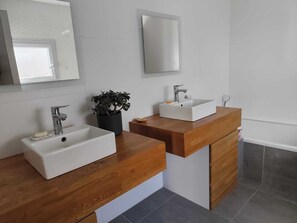 Doccia, asciugacapelli, asciugamani, sapone