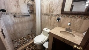A bathroom with a toilet, shower, and sink. - Loft for executives/students, furnished and equipped, internet, cable (Monterrey)
