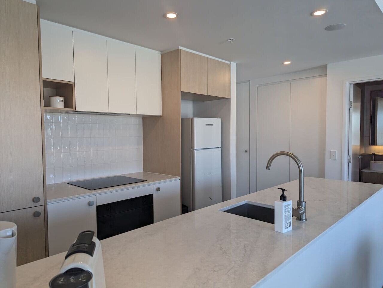 Refrigerador, microondas, horno y parrilla de estufa 