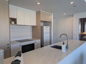 Frigorífico, microondas, horno y placa de cocina