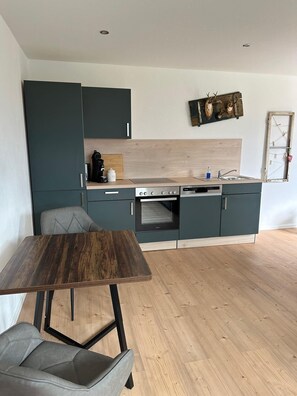 Kylskåp, spishäll, diskmaskin och kaffe- och tebryggare