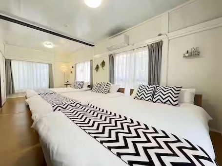 Cortinas blackout, tabla de planchar con plancha y wifi gratis