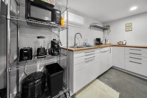 Fridge, microwave, stovetop, dishwasher