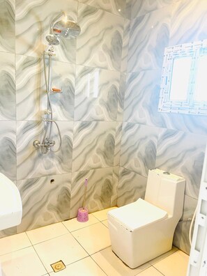 Een douche, handdoeken