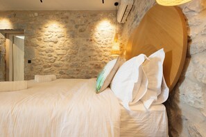 1 chambre, coffre-fort, fer et planche à repasser, lit de bébé portatif