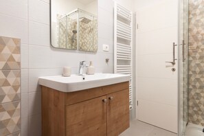 Shower, hair dryer, towels - Seafront apartment Elona (Nin)
